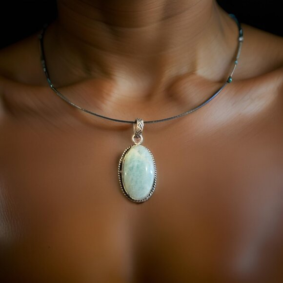 Green Aventurine stone on a Choker Necklace - Picture 3 of 4